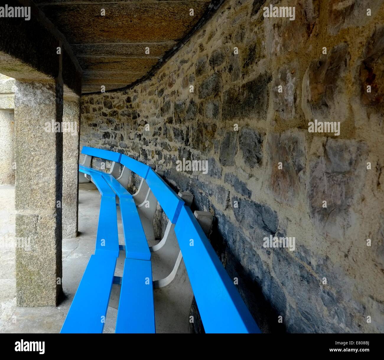 Des bancs à l'abri peint en bleu Newquay Cornwall England uk Banque D'Images