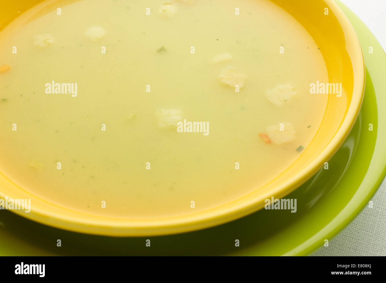 Soupe aux pois et jambon dans un bol Banque de photographies et d ...