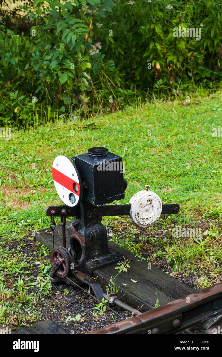 Signal de masse mécanique qui contrôle les mouvements de train dans les systèmes ferroviaires Banque D'Images