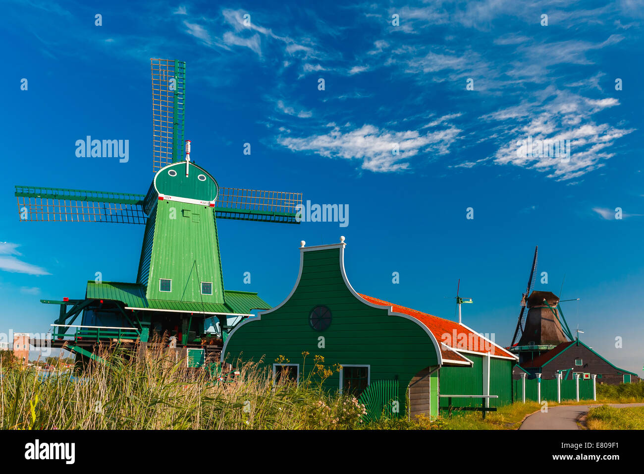 Paysage rural pittoresque avec des moulins à vent à Zaanse Schans, Hollande, Pays-Bas Banque D'Images