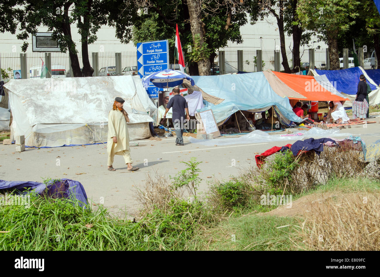 ISLAMABAD, PAKISTAN, 24 septembre 2014 : les partisans de Tahir ul Qadri campé le long des routes à Islamabad. Banque D'Images