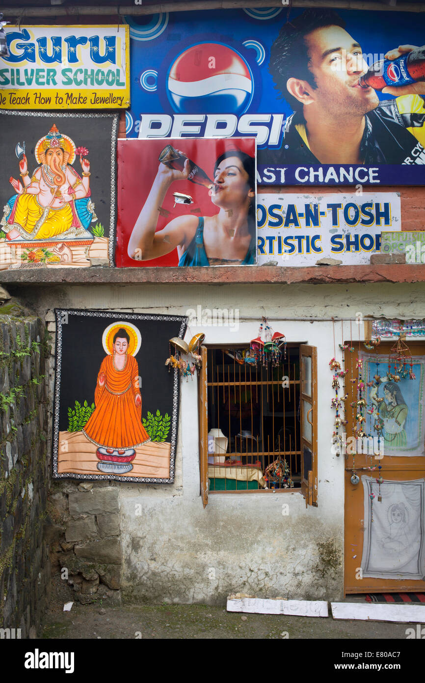 Boutique et annonce dans le district de Kangra, Dharamsala, Himachal Pradesh, Inde, Asie du Sud Banque D'Images