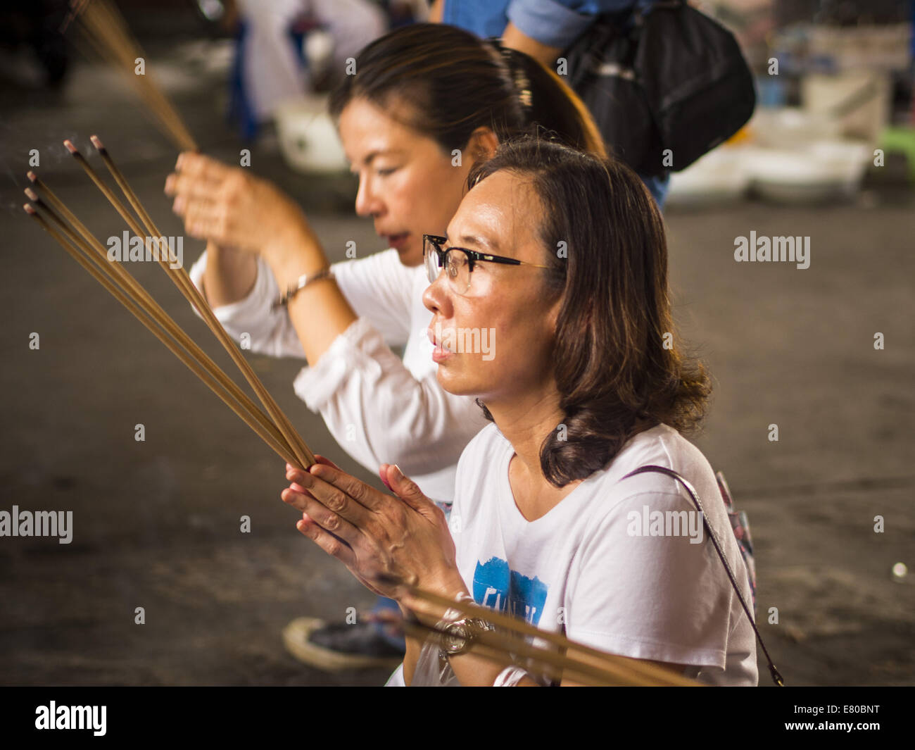 Bangkok, Thaïlande. 27 Sep, 2014. Les gens prient pendant la célébration de la Vegetarian Festival au Sanctuaire de Chow Su Kong Talat Noi, une enclave chinoise à Bangkok. Le festival est célébré dans toute la Thaïlande. C'est la version thaïlandaise de l'empereur les neuf dieux Festival, une célébration taoïste de neuf jours à compter de la veille du 9e mois lunaire du calendrier chinois. Credit : ZUMA Press, Inc./Alamy Live News Banque D'Images