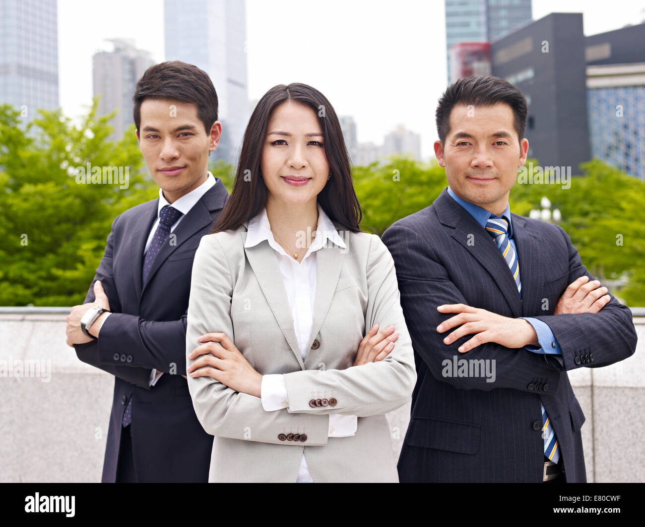 Portrait en extérieur d'une équipe entreprises asiatiques. Banque D'Images