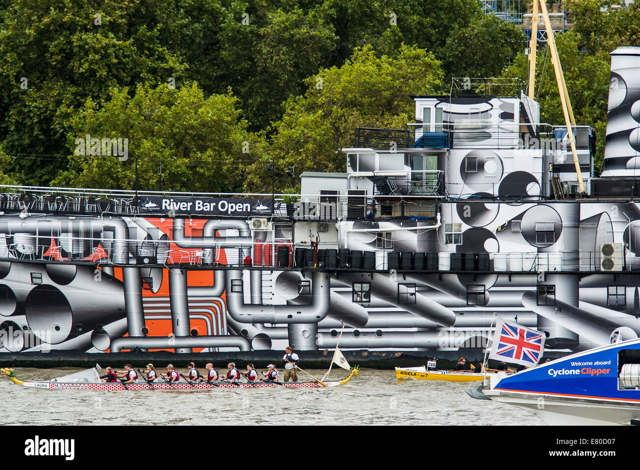 Col bateau HMS Président qui a été peint en 'Dazzle' de la peinture de camouflage en commémoration de la PREMIÈRE GUERRE MONDIALE, le grand fleuve de la race, London's River Marathon (aussi connu sous le nom de UK bateau traditionnel) - un championnat 21.6 Miles boat race jusqu'à la rivière Thames à partir de London Docklands à Ham à Surrey. Il attire plus de 300 équipages venus du monde entier et fait appel à tous les niveaux de concurrent de ceux qui aiment le plaisir, fantaisie et de charité des cascades, à de graves les sportifs. Tamise, Londres, 27 septembre 2014. Banque D'Images