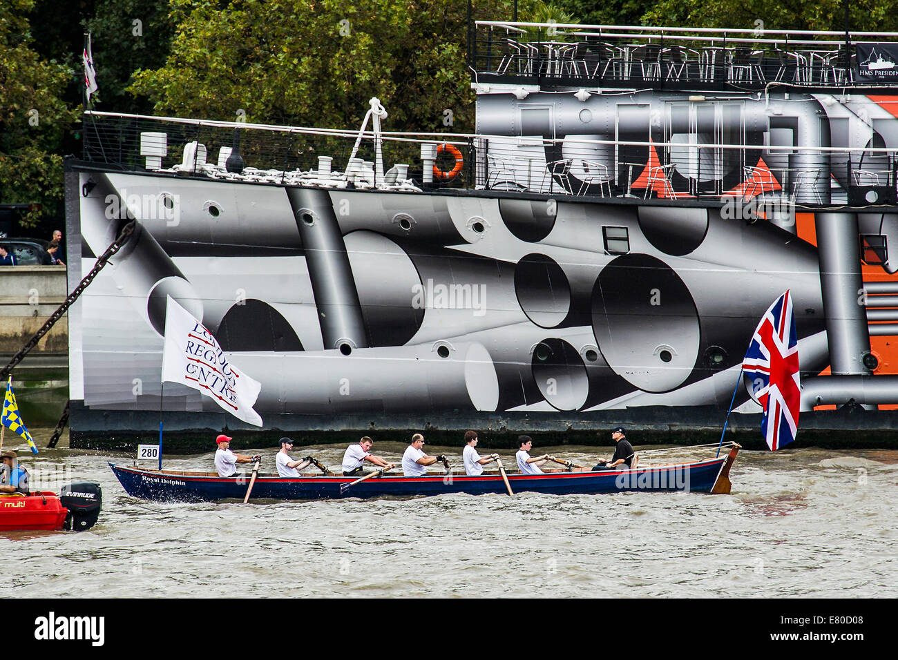 Col bateau HMS Président qui a été peint en 'Dazzle' de la peinture de camouflage en commémoration de la PREMIÈRE GUERRE MONDIALE, le grand fleuve de la race, London's River Marathon (aussi connu sous le nom de UK bateau traditionnel) - un championnat 21.6 Miles boat race jusqu'à la rivière Thames à partir de London Docklands à Ham à Surrey. Il attire plus de 300 équipages venus du monde entier et fait appel à tous les niveaux de concurrent de ceux qui aiment le plaisir, fantaisie et de charité des cascades, à de graves les sportifs. Tamise, Londres, 27 septembre 2014. Banque D'Images