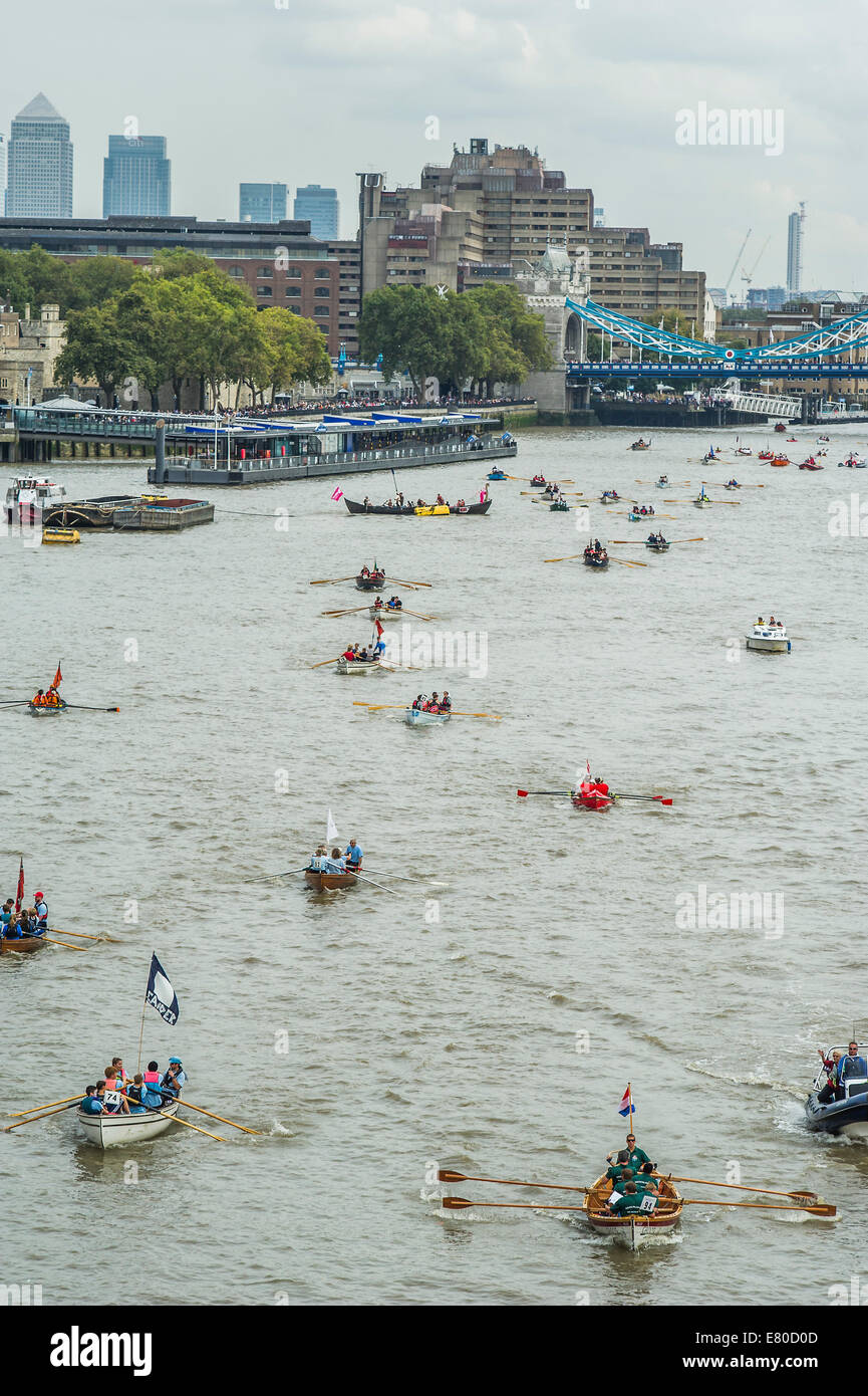 Le grand fleuve Race, London's River Marathon (aussi connu sous le nom de UK bateau traditionnel) - un championnat 21.6 Miles boat race jusqu'à la rivière Thames à partir de London Docklands à Ham à Surrey. Il attire plus de 300 équipages venus du monde entier et fait appel à tous les niveaux de concurrent de ceux qui aiment le plaisir, fantaisie et de charité des cascades, à de graves les sportifs. Tamise, Londres, 27 septembre 2014. Banque D'Images