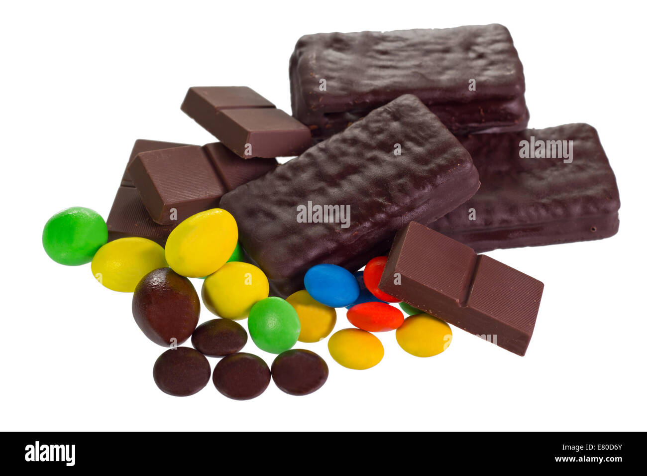 Différentes formes de chocolats isolées sur fond blanc. Banque D'Images