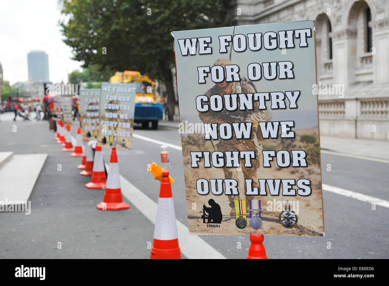Whitehall, Londres, Royaume-Uni. 27 septembre 2014. Un petit groupe de personnes l'étape a protester contre la maladie de la guerre du Golfe au cénotaphe de Whitehall. Crédit : Matthieu Chattle/Alamy Live News Banque D'Images