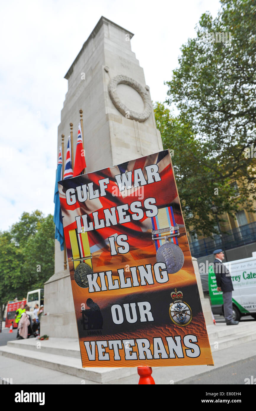 Whitehall, Londres, Royaume-Uni. 27 septembre 2014. Un petit groupe de personnes l'étape a protester contre la maladie de la guerre du Golfe au cénotaphe de Whitehall. Crédit : Matthieu Chattle/Alamy Live News Banque D'Images