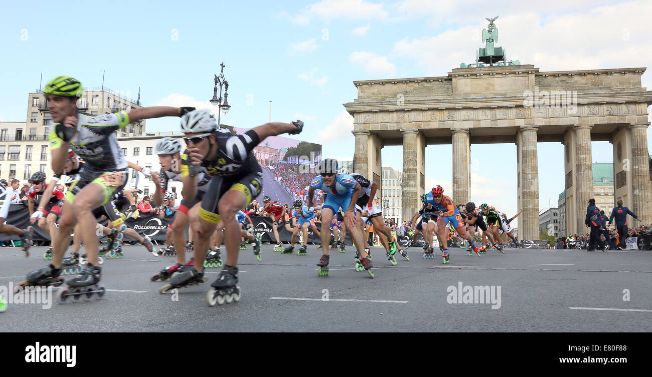 Berlin, Allemagne. 27 Sep, 2014. Les gens inlineskate passé porte de Brandebourg sur la Strasse des 17. Juni à Berlin, Allemagne, 27 septembre 2014. Les patineurs participent à la German Inline Cup à l'occasion du 41e Marathon de Berlin. PHOTO : STEPHANIE PILICK/DPA/Alamy Live News Banque D'Images