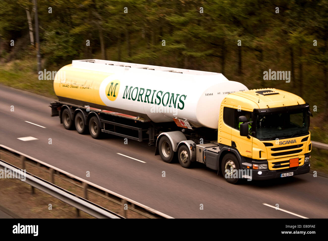 Panoramique avec synchro flash arrière d'un camion-citerne de carburant Morrisons de la Kingsway West chaussée double toboggan à Dundee, Royaume-Uni Banque D'Images