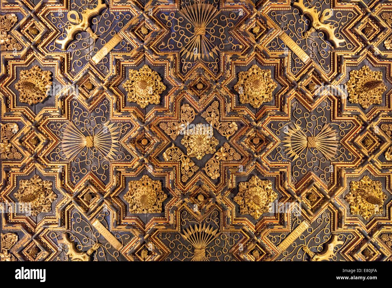 Motif géométrique décoratif élaboré dans le plafond de la Aljaferia Palace, Zaragoza Espagne Banque D'Images