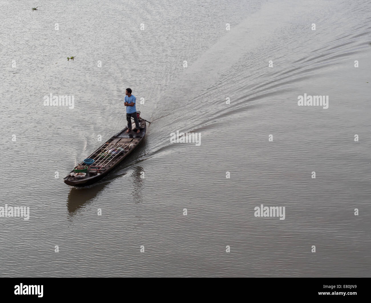 Homme transportant des marchandises sur la rivière du Mékong, Can Tho, Vietnam Banque D'Images