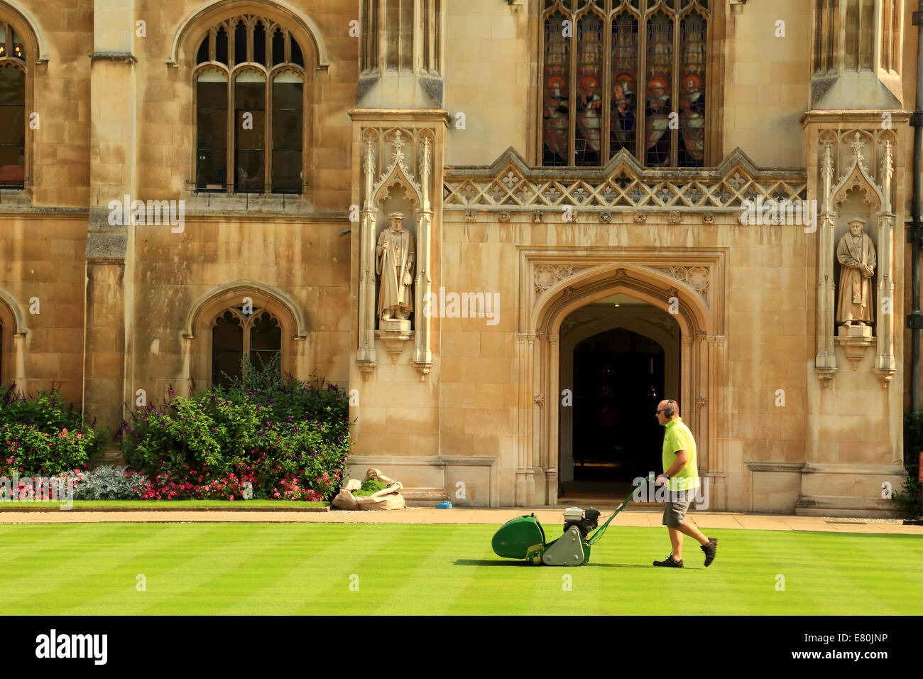Couper l'herbe au Corpus Christi College, Cambridge, Royaume-Uni Banque D'Images