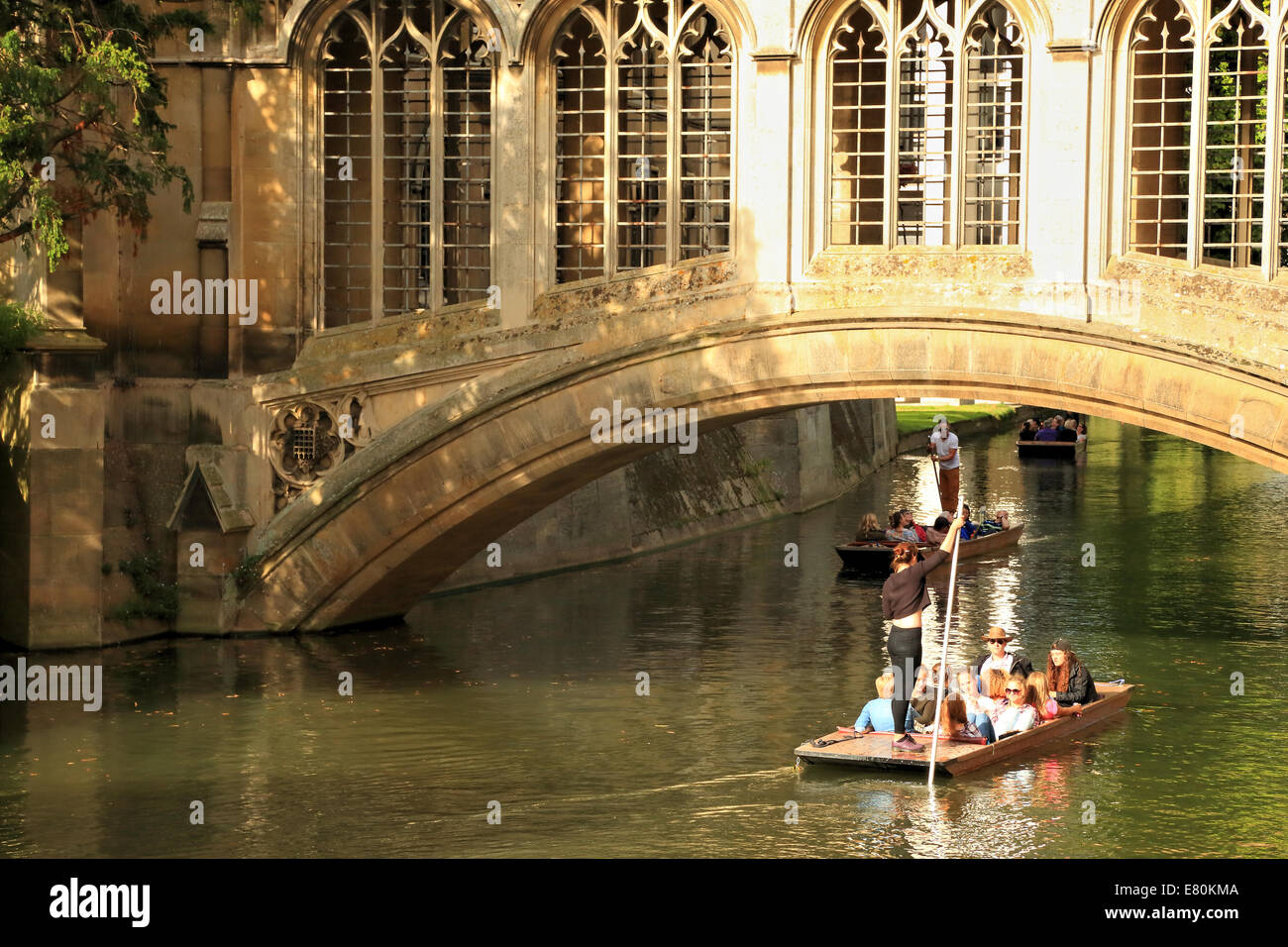 Barques sous le Pont des Soupirs, St John's College, Cambridge, UK. Banque D'Images
