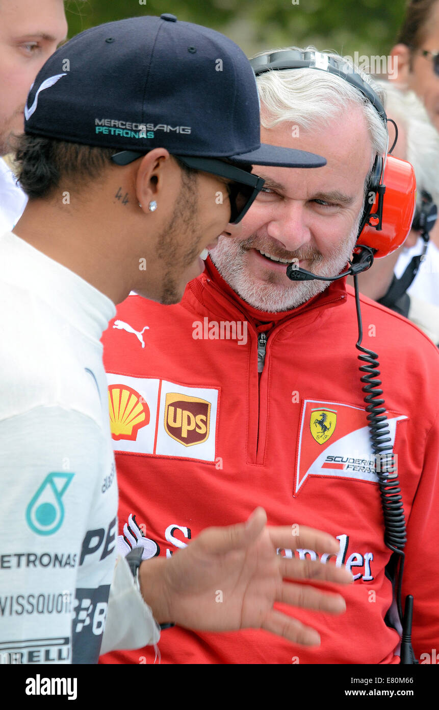 Lewis Hamilton plaisante avec Ferrari ingénieur principal Maurizio Nardon dans des fosses à Goodwood. Formula 1 Grand Prix F1 pilote de course. Banque D'Images