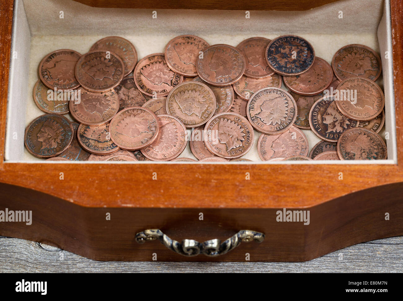 Image d'un tiroir rempli de vintage American Indian Penny Banque D'Images