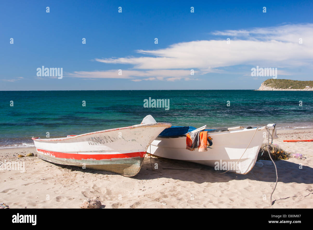 Deux bateaux de pêche dans le sable de la rive de l'océan Pacifique au Mexique avec la mer derrière Banque D'Images