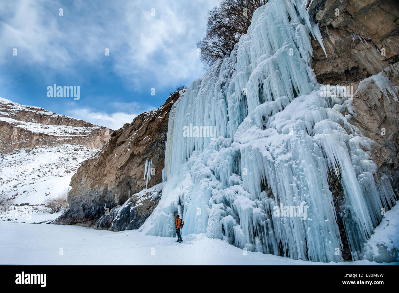 Trekker est debout près de cascade gelée vient près de Nerakh village sur la rivière Zanskar gelé pendant Trek Chadar. Banque D'Images
