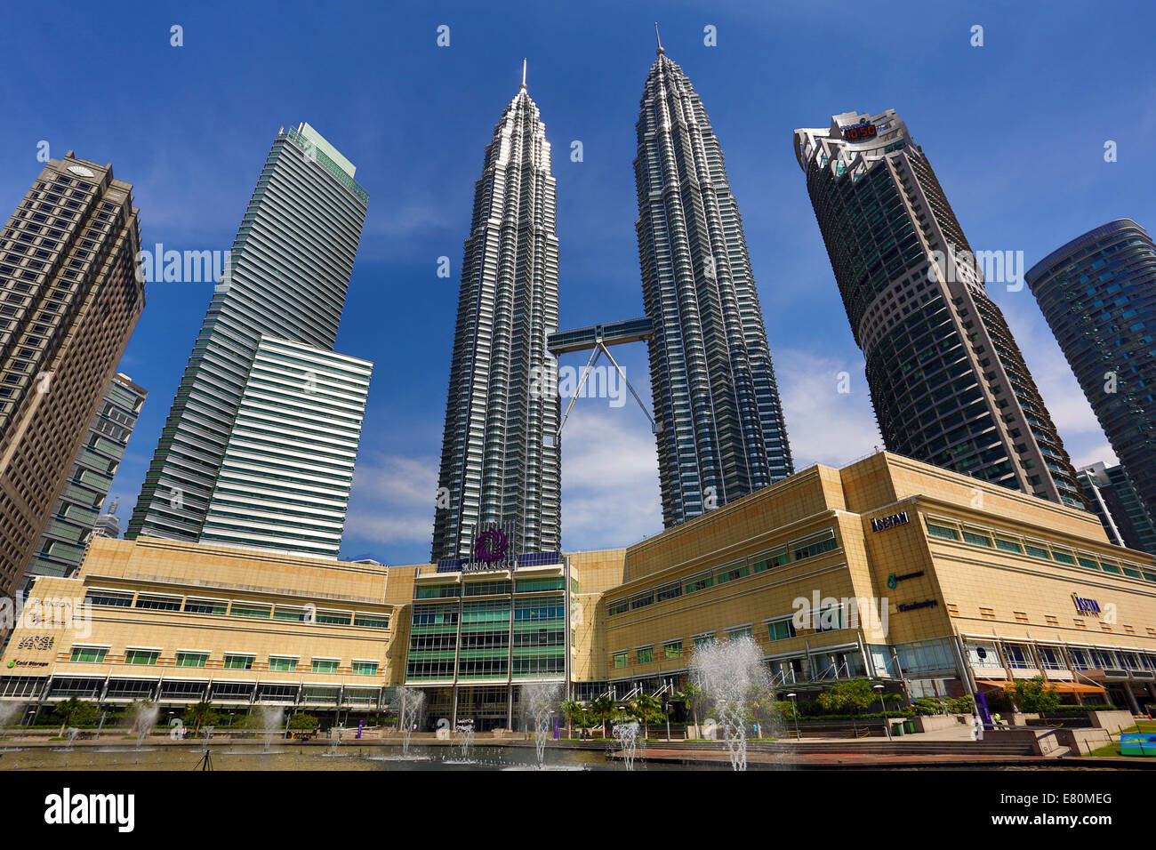 Petronas Twin Towers at KLCC à Kuala Lumpur, Malaisie Banque D'Images