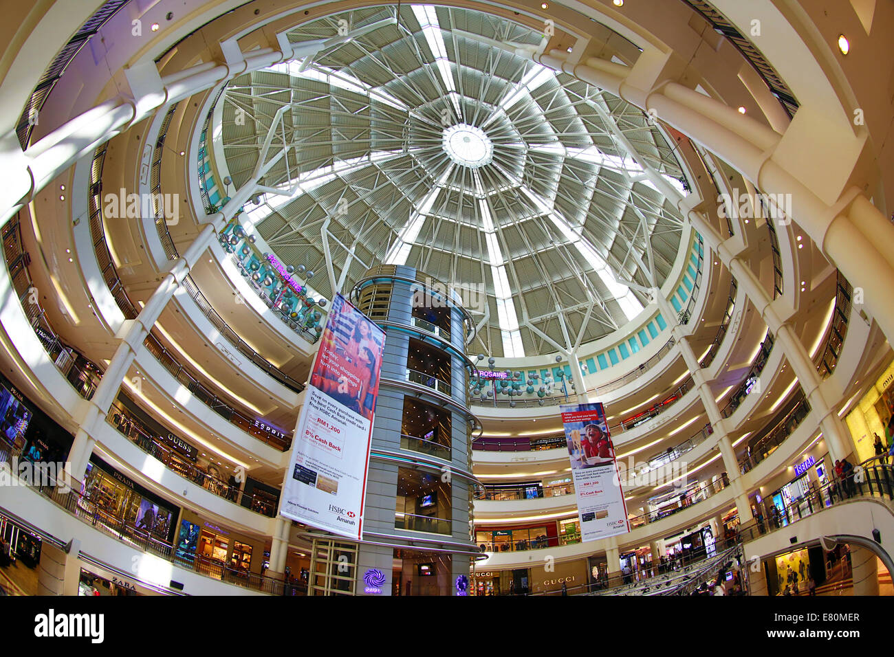 Boutiques et plafond à Suria KLCC commercial city centre à Kuala Lumpur, Malaisie Banque D'Images