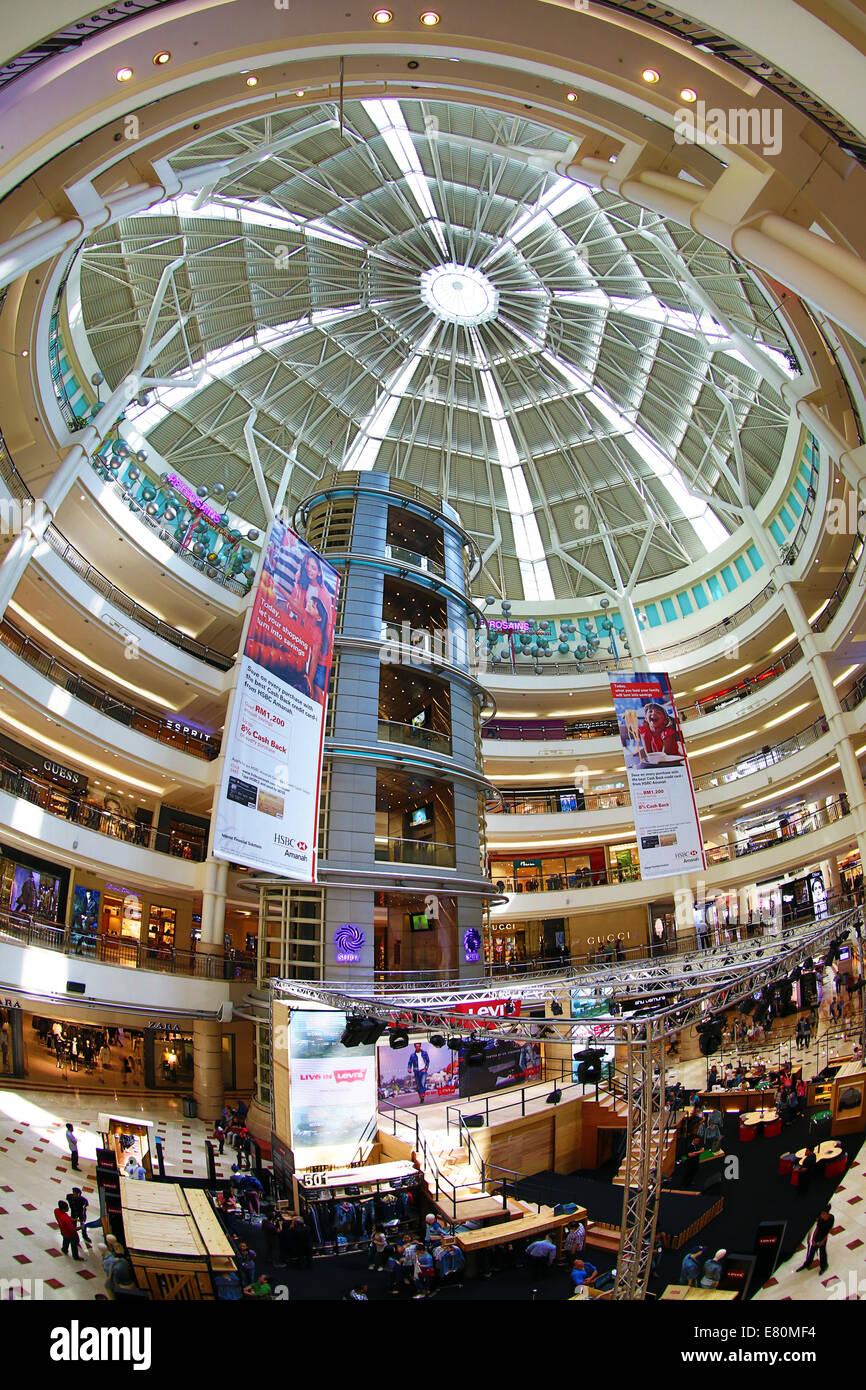Boutiques et plafond à Suria KLCC commercial city centre à Kuala Lumpur, Malaisie Banque D'Images