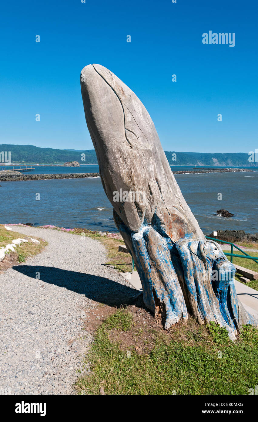 La Californie, Crescent City, phare de Battery Point, motifs baleine bois sculpture Banque D'Images