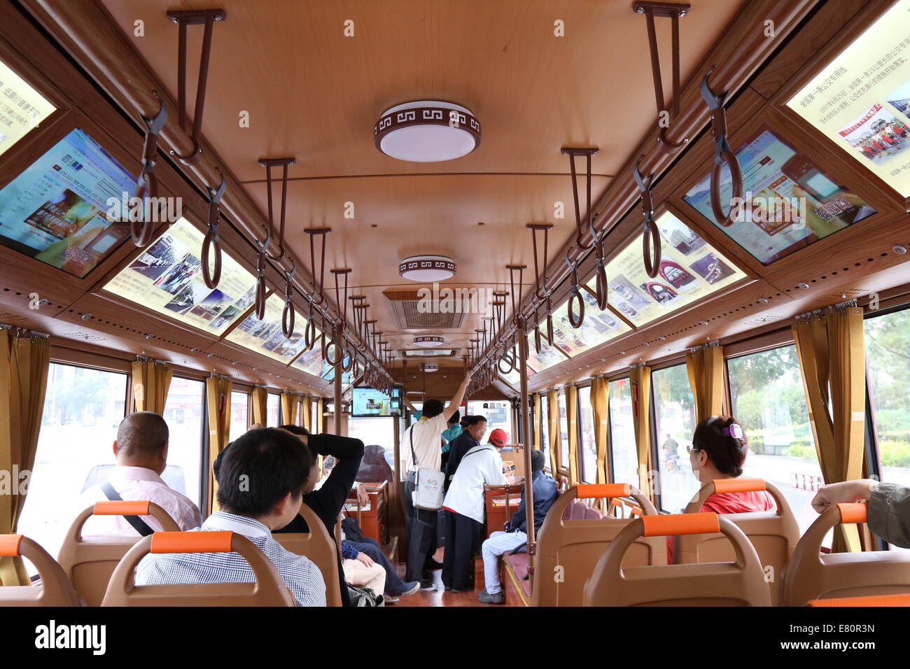 Beijing, Chine. 28 Sep, 2014. Les touristes prendre le pseudo-classique bus de tourisme propulsé par l'électricité pure à Beijing, capitale de la Chine, 28 septembre 2014 Credit : Wang Yueling/Xinhua/Alamy Live News Banque D'Images