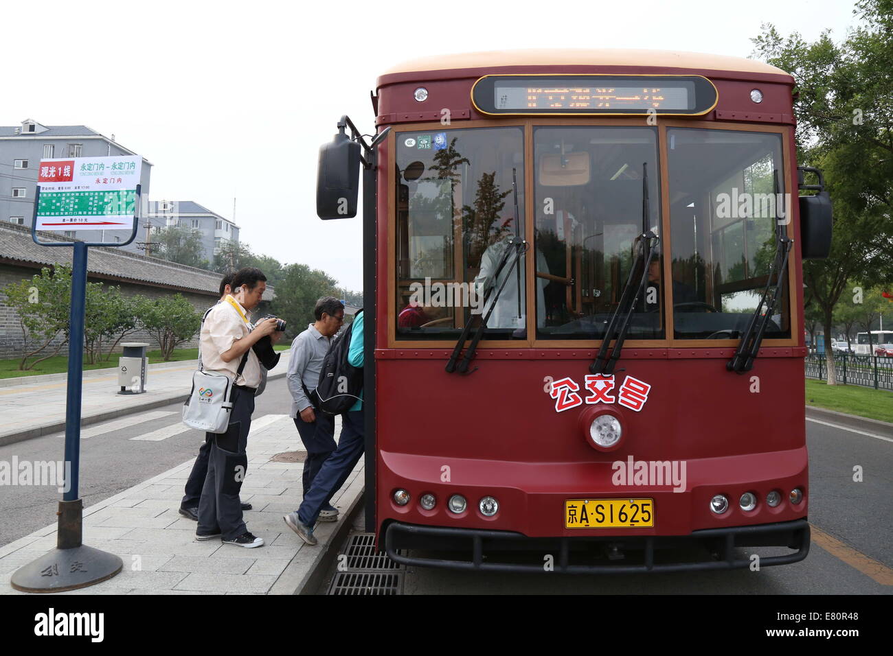 Beijing, Chine. 28 Sep, 2014. Les touristes prendre le pseudo-classique bus de tourisme propulsé par l'électricité pure à Beijing, capitale de la Chine, 28 septembre 2014 Credit : Wang Yueling/Xinhua/Alamy Live News Banque D'Images