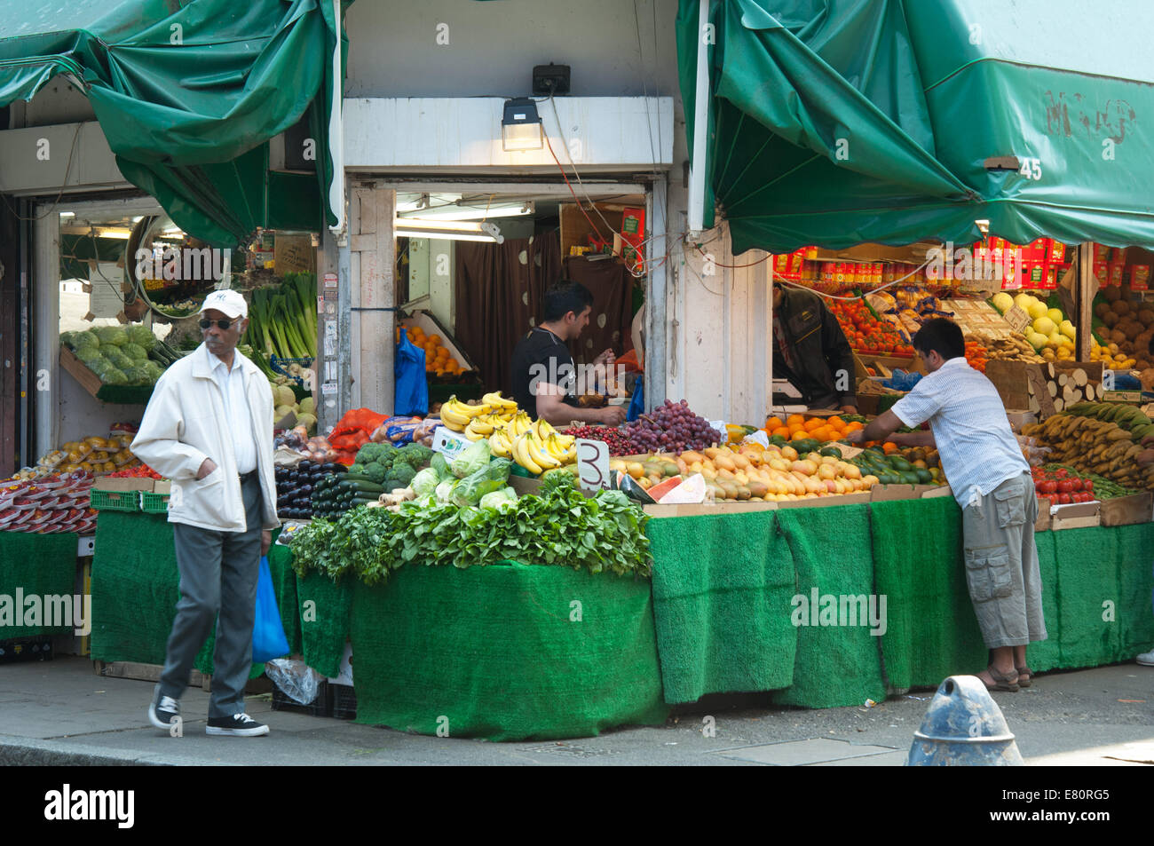 Fruit & Vegetable stall, Brixton, Londres. L'Angleterre. Banque D'Images