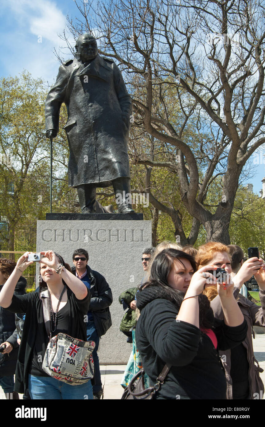 Les touristes à proximité de statue de Churchill, la place du Parlement, Londres, Angleterre. Banque D'Images