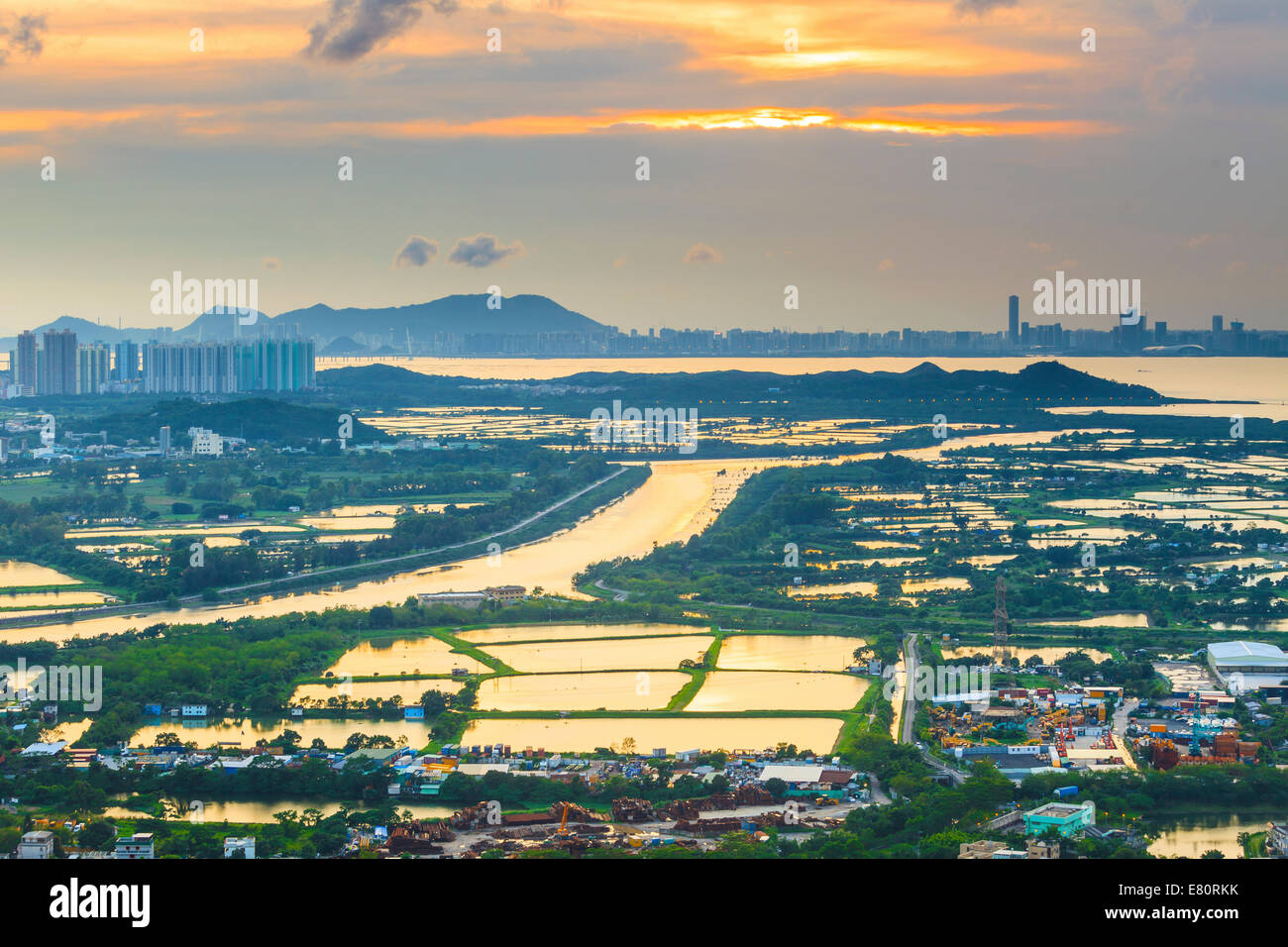 Coucher de terres agricoles et étang à Hong Kong Banque D'Images