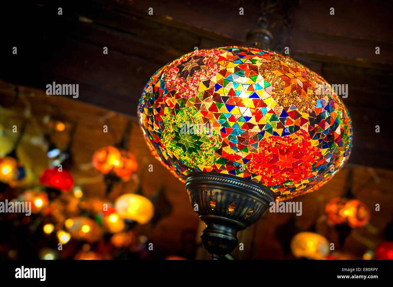 Vieille lampe orientale brille rayons de lumière douce Banque D'Images