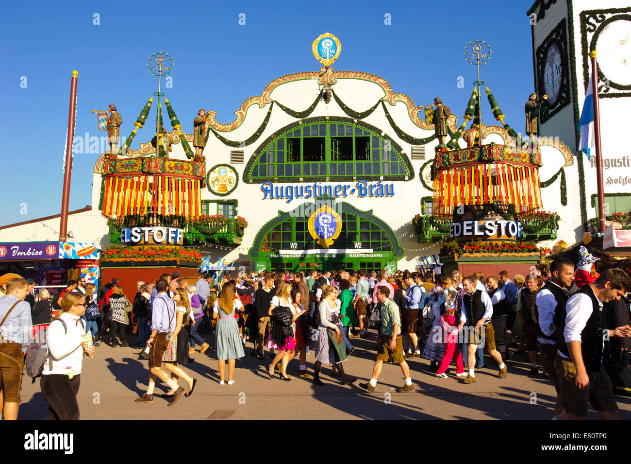 L'Oktoberfest de Munich est le plus grand festival de la bière du monde avec beaucoup d'amusement des huttes, tentes de bière et carrousels. Banque D'Images