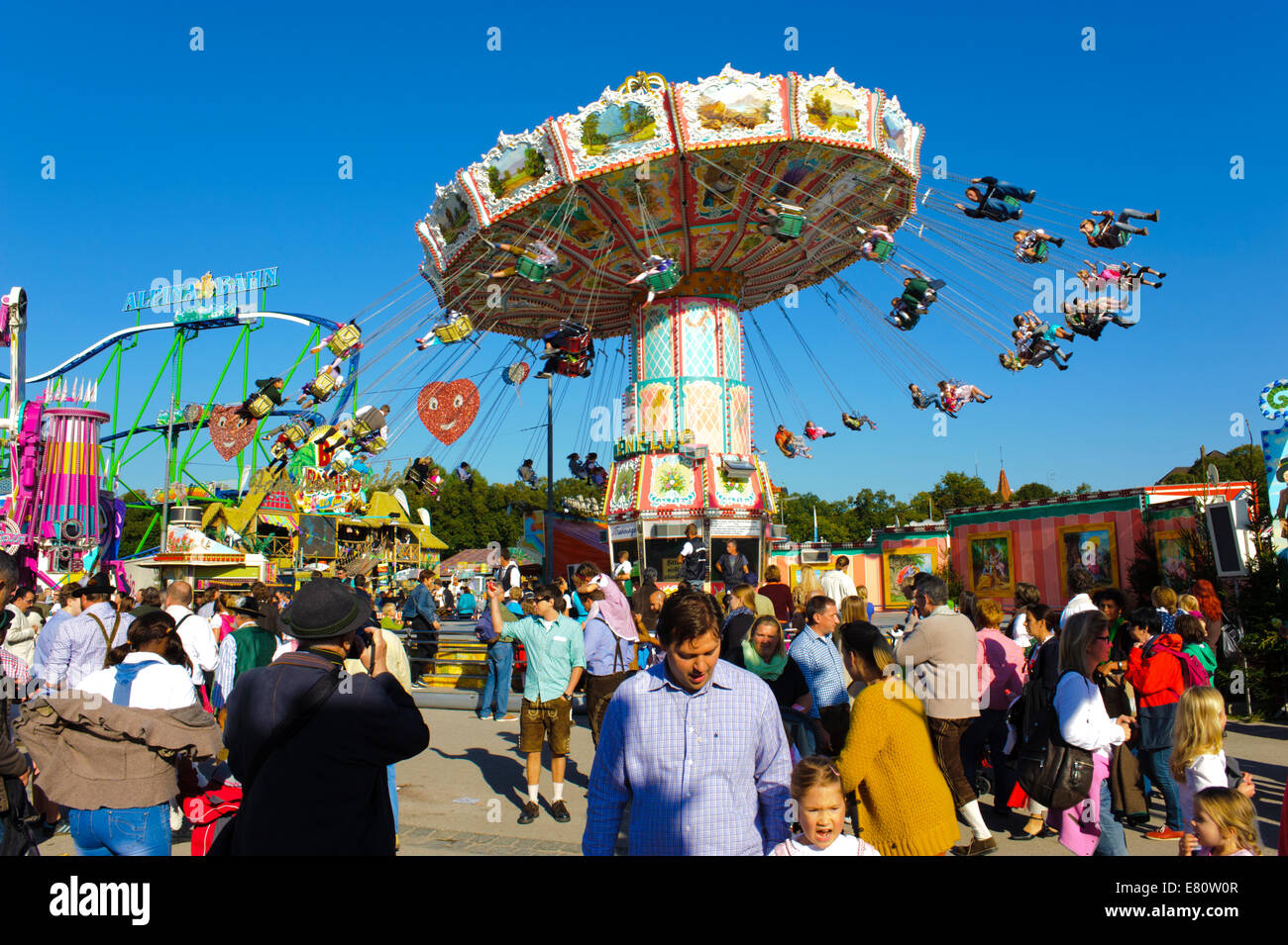 L'Oktoberfest de Munich est le plus grand festival de bière du monde. Les visiteurs ont beaucoup de plaisir avec de grands carrousels. Banque D'Images
