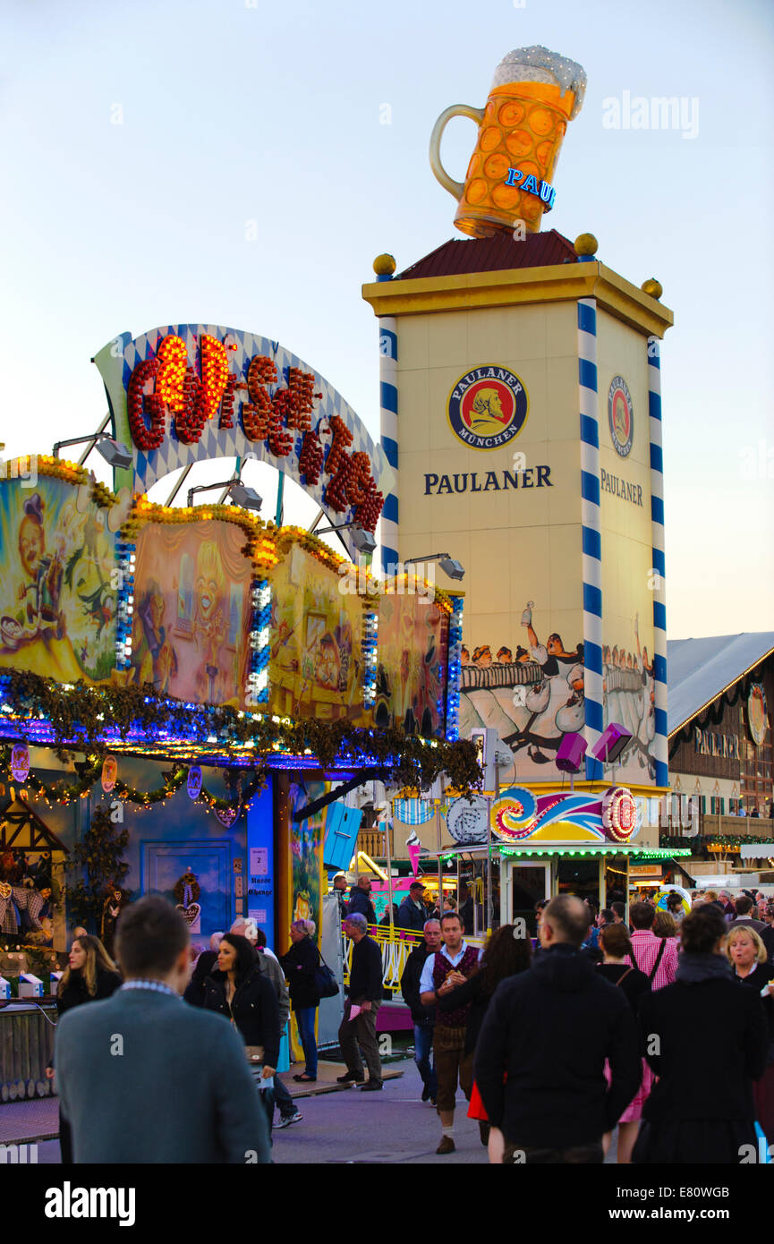 L'Oktoberfest de Munich est le plus grand festival de la bière du monde avec beaucoup d'amusement des huttes, tentes de bière et carrousels. Banque D'Images