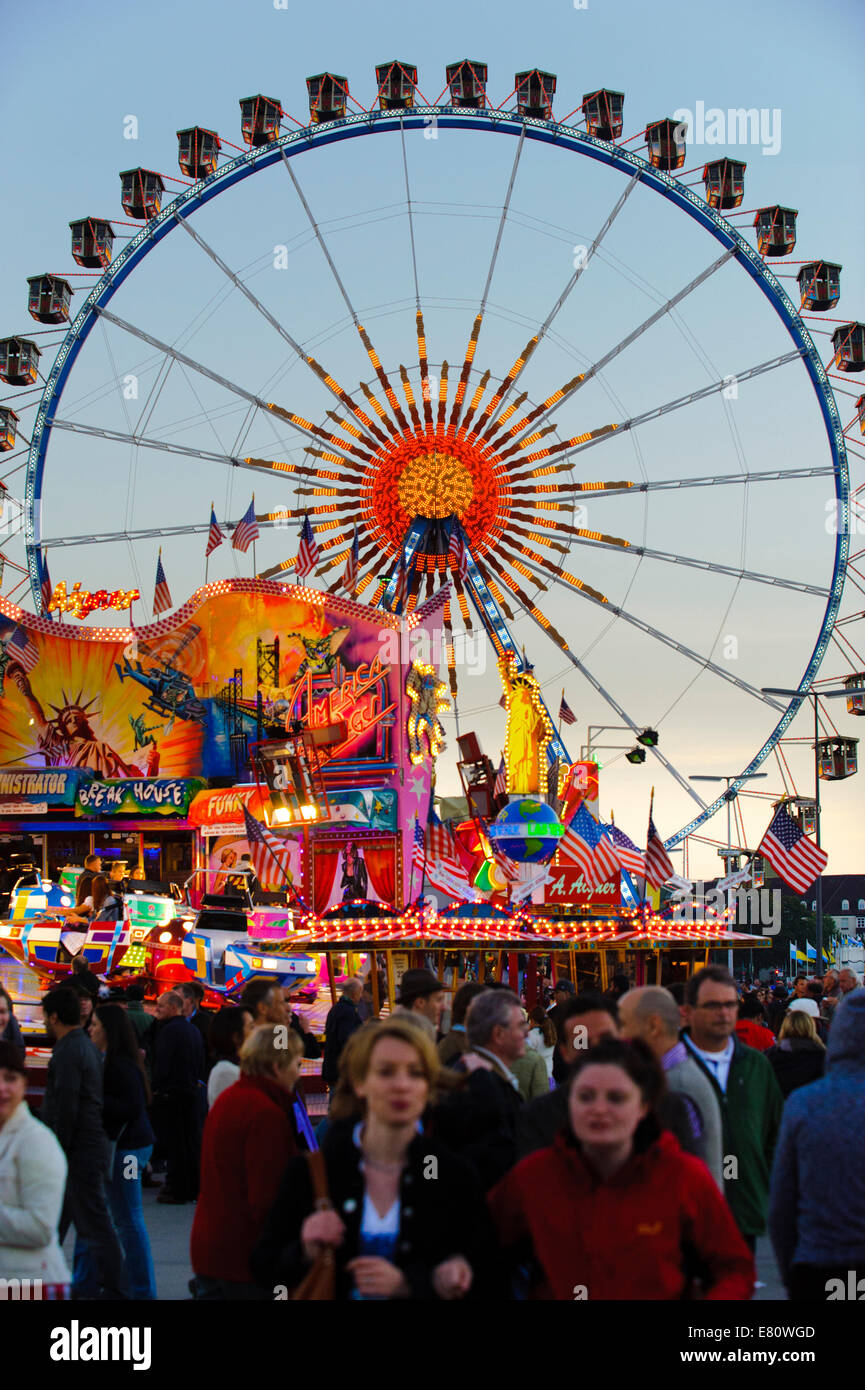 L'Oktoberfest de Munich est le plus grand festival de bière du monde. Les visiteurs ont beaucoup de plaisir avec de grands carrousels. Banque D'Images