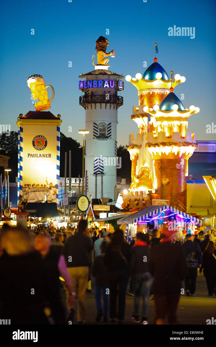 L'Oktoberfest de Munich est le plus grand festival de la bière du monde avec beaucoup d'amusement des huttes, tentes de bière et carrousels. Banque D'Images