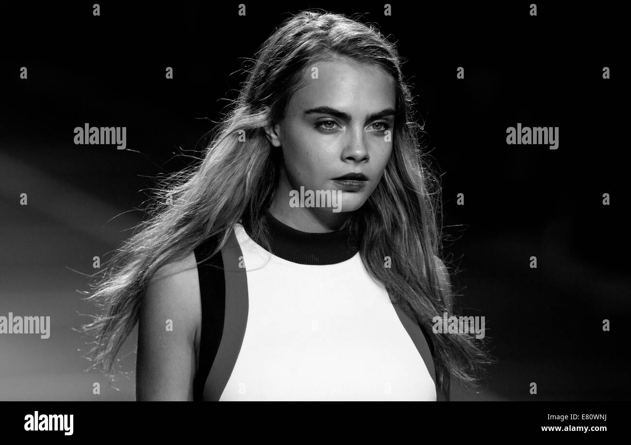 Cara delevingne catwalk Banque d'images noir et blanc - Alamy