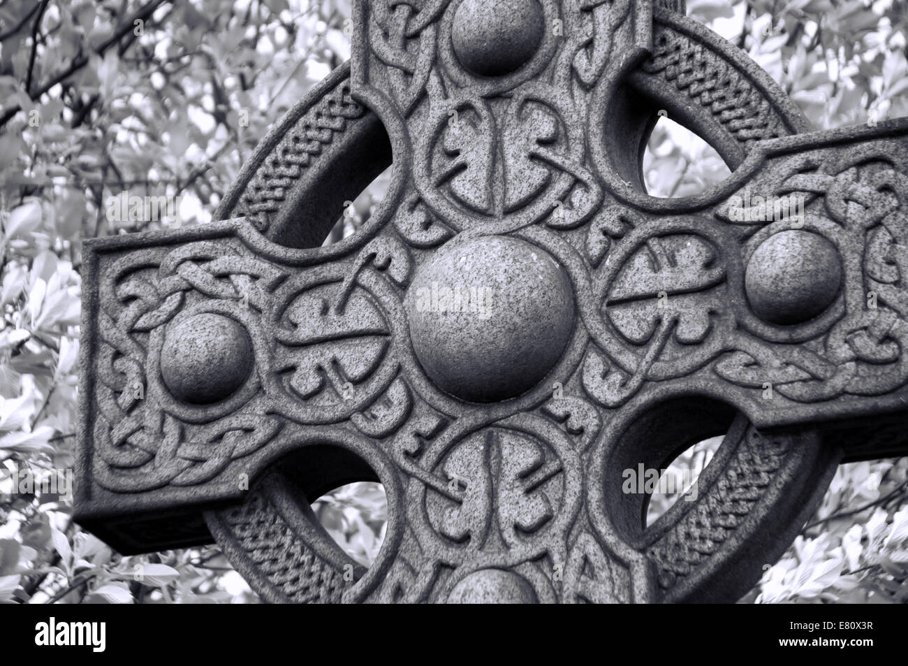 Gros plan d'une croix celtique pierre tombale, en monochrome, Undercliffe Cimetière, Bradford. West Yorkshire. Banque D'Images