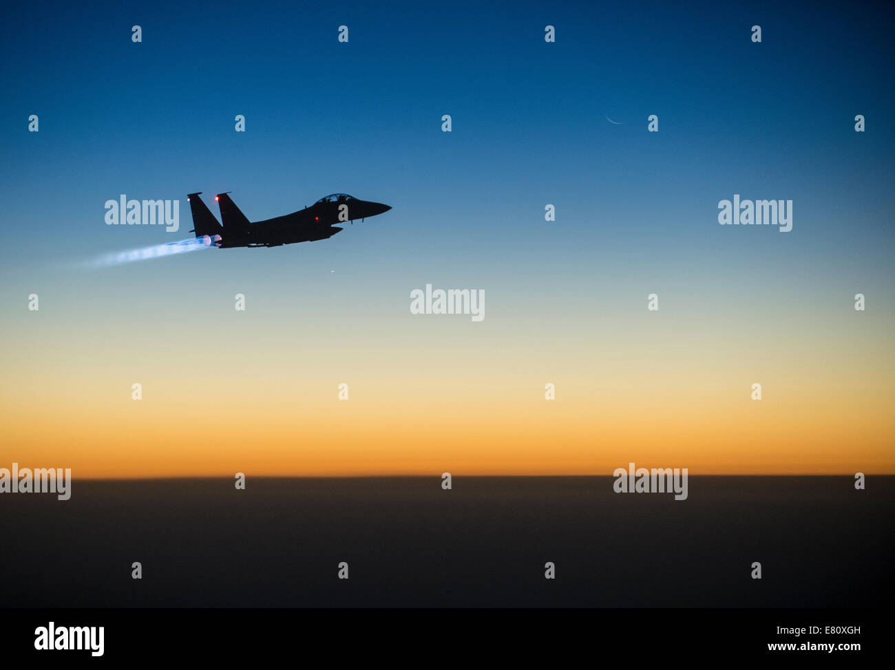 Un U.S. Air Force F-15E Strike Eagle survole le nord de l'Irak, le 23 septembre 2014, à la suite des frappes en Syrie. L Banque D'Images