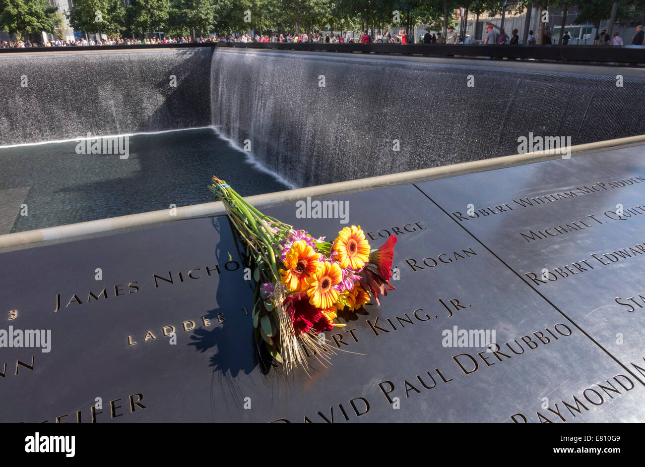 La piscine Sud commémoratif du 11 septembre et un bouquet de fleurs, de gauche à l'honneur les morts dans le World Trade Center Banque D'Images