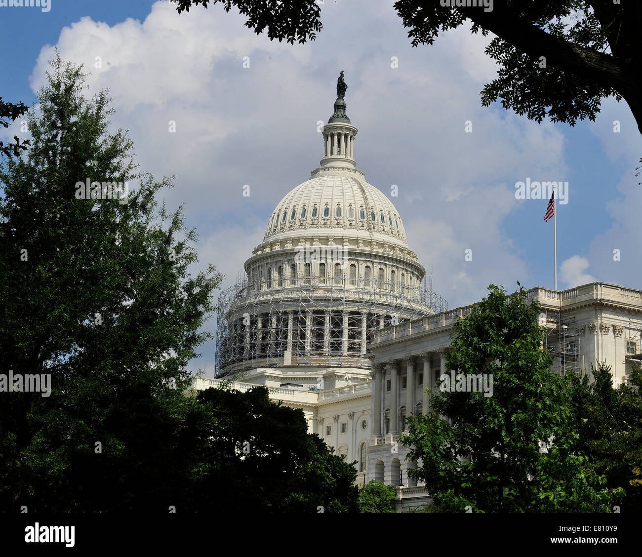 L'échafaudage est érigée autour de l'United States Capitol Dome dans le cadre d'un effort de restauration pour réparer les fissures de plus de 1 000 et des lacunes en raison de l'âge et la météo à Washington, DC Le 18 septembre 2014. Le dôme a été construit de la fonte il y a plus de 150 ans et n'a pas subi une restauration complète depuis 1959-1960. Credit : Ron Sachs/CNP - AUCUN FIL SERVICE - Banque D'Images