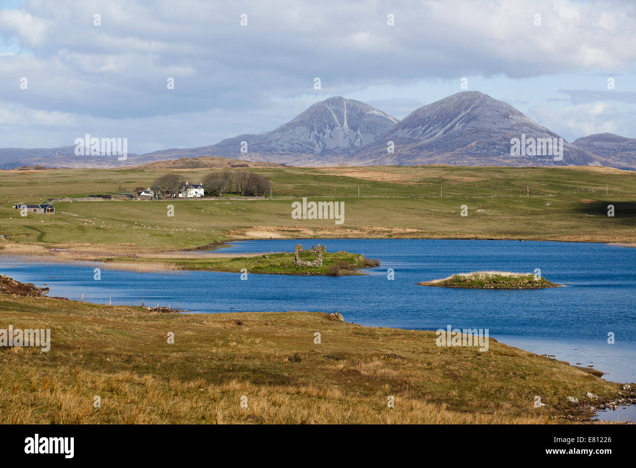 Loch Finlaggan sur l'île d'Islay est le foyer de l'ancien siège des seigneurs des îles, derrière sont les Paps of Jura. Banque D'Images
