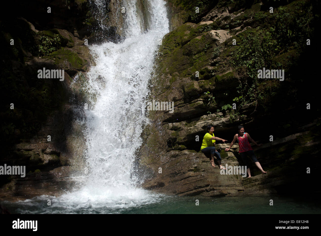 Les femmes qui s'asseoir sur le rocher de Las Pozas de Edward James dans Xilitla, Huasteca Potosina, San Luis Potosi, Mexique Banque D'Images