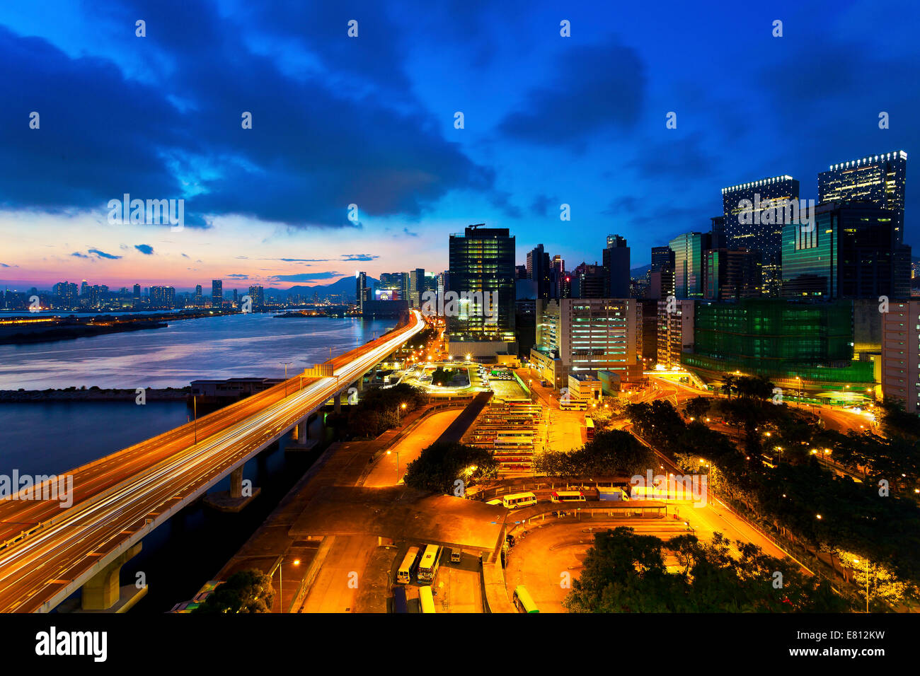 Viaduc de la ville moderne au coucher du soleil Banque D'Images