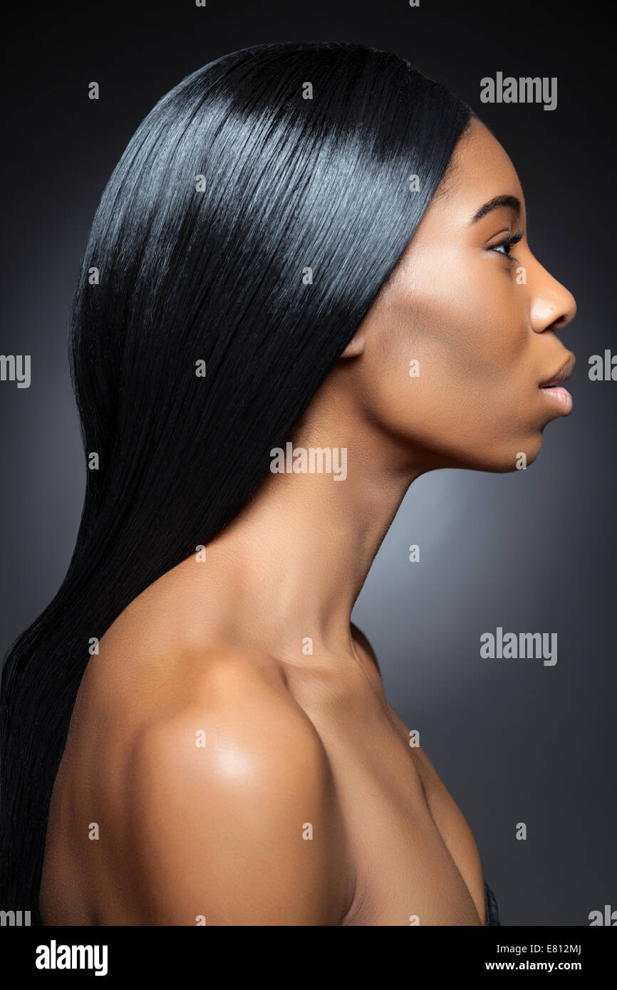 Belle femme noire avec une longue ligne droite et des cheveux brillants Banque D'Images