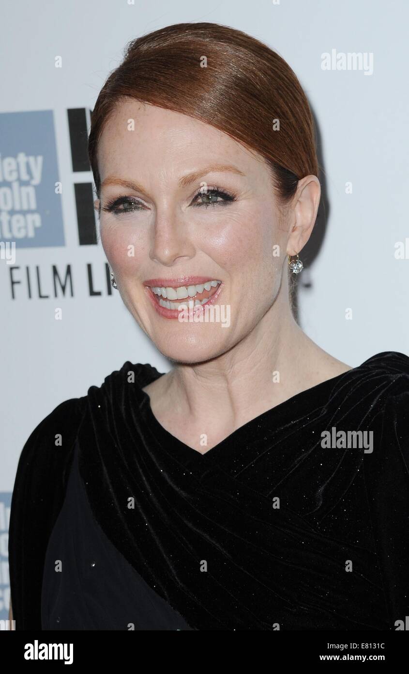 New York, NY, USA. 27 Sep, 2014. Julianne Moore devant le hall des arrivées pour LES CARTES DE L'ÉTOILE première mondiale au 52e Festival du Film de New York, Alice Tully Hall au Lincoln Center, New York, NY Le 27 septembre 2014. Credit : Kristin Callahan/Everett Collection/Alamy Live News Banque D'Images