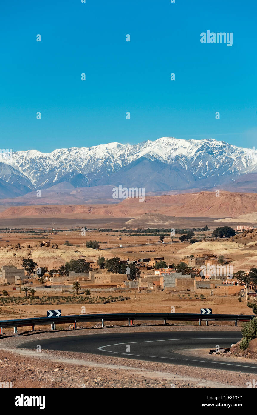 Vue verticale d'un virage en épingle sur la N9 qui traverse le milieu et haut Atlas au Maroc. Banque D'Images